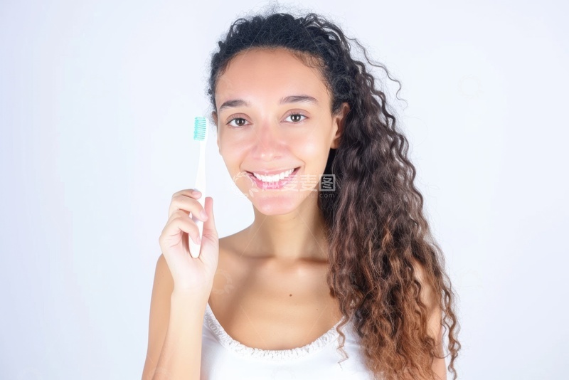 高清大图下载【趣麦麦图】拿着牙刷的一位卷发美女