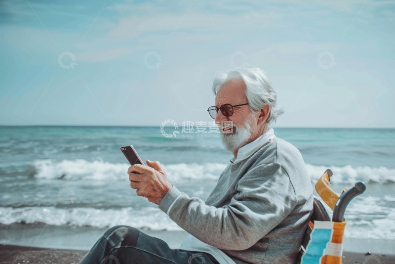 高清大图下载【趣麦麦图】坐在海边看手机的老人