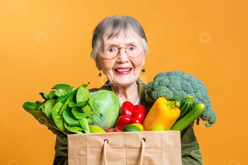 高清大图下载【趣麦麦图】-抱着新鲜蔬菜的老奶奶