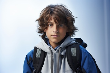 背着书包的卷发男少年