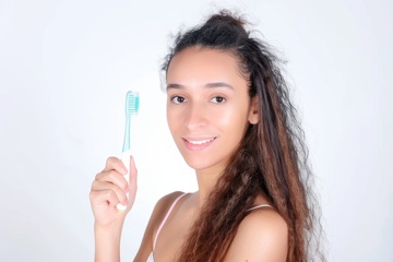 拿着牙刷的女士2