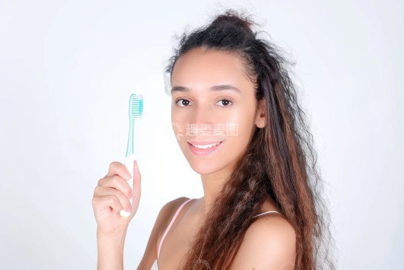 高清大图下载【趣麦麦图】拿着牙刷的女士2