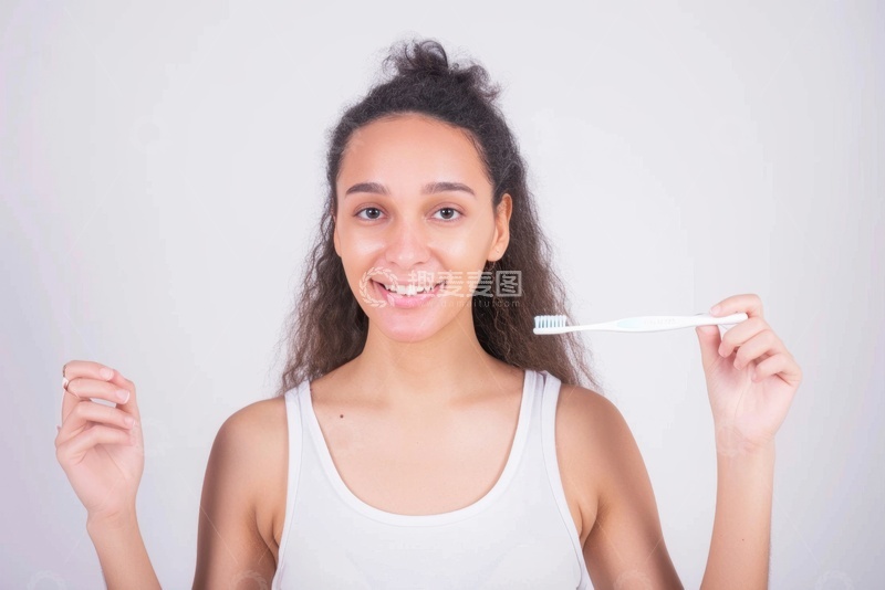 高清大图下载【趣麦麦图】拿着牙刷的女士1