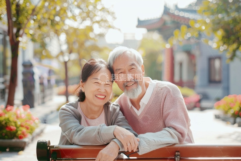 高清大图下载【趣麦麦图】坐在公园长椅的老年夫妻