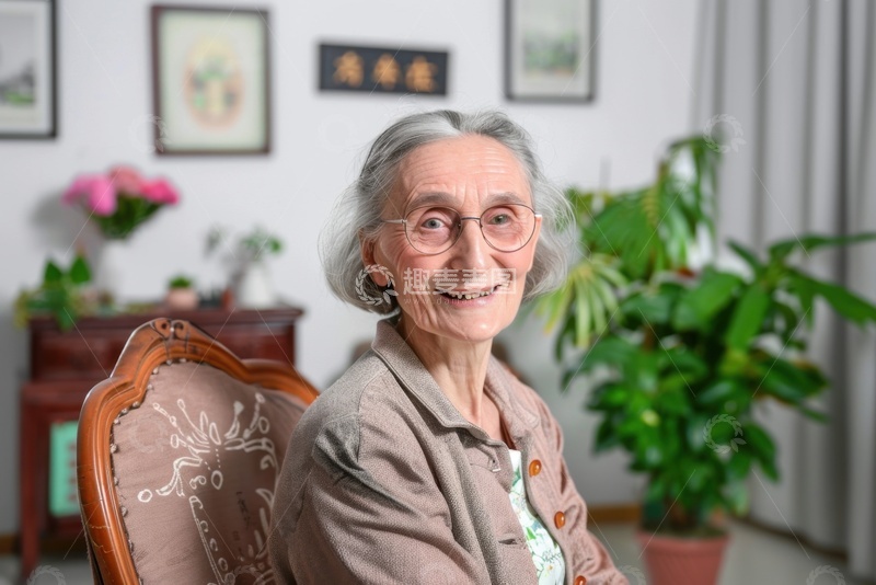 高清大图下载【趣麦麦图】坐在椅子上的老奶奶