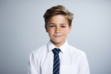 穿着白色制服的男孩