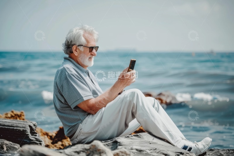 高清大图下载【趣麦麦图】坐在海边度假的老人
