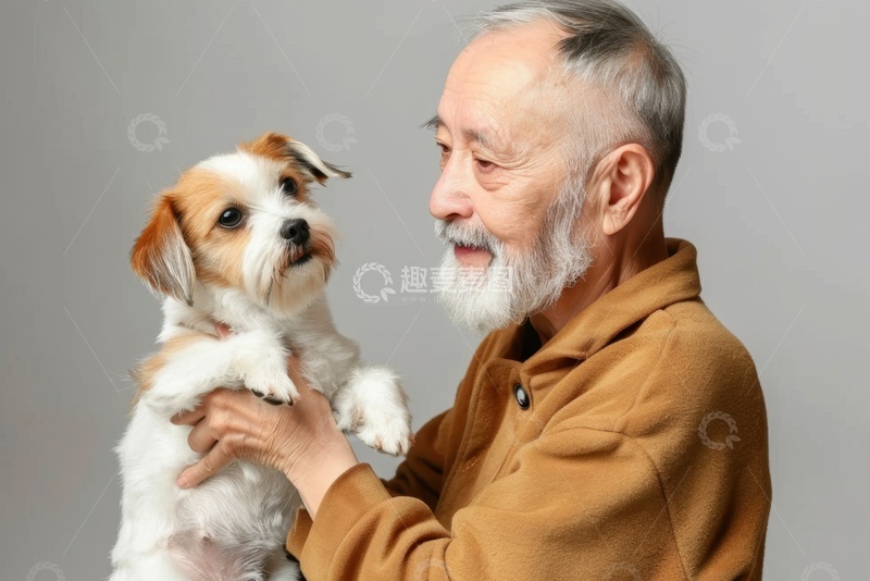 高清大图下载【趣麦麦图】抱着小狗的老年人