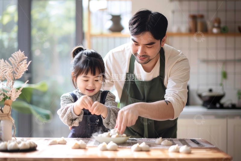 高清大图下载【趣麦麦图】父亲和女儿一起包包子