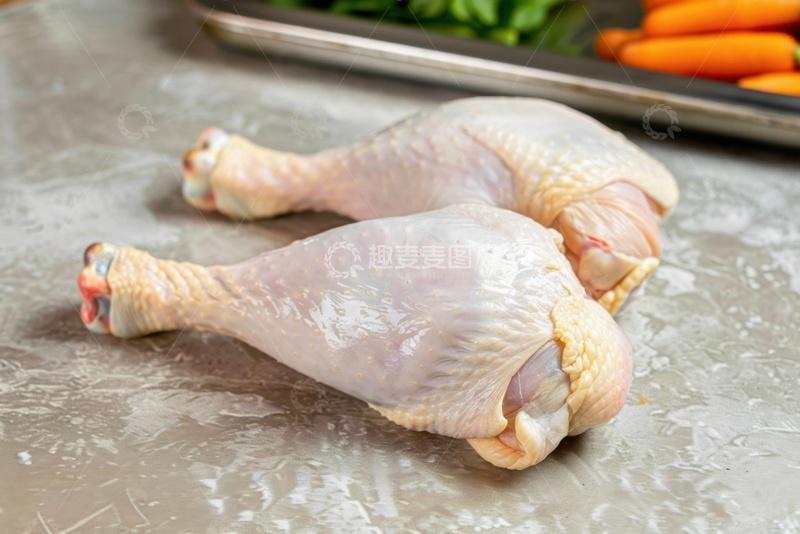 高清大图下载【趣麦麦图】放在桌面上的两个生鸡腿
