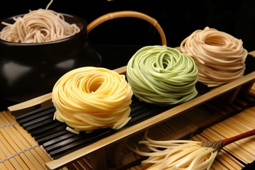 一盘卷起来的面条