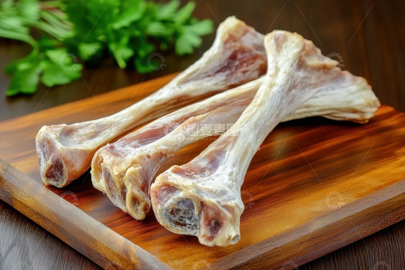 高清大图下载【趣麦麦图】案板上放置的一堆骨头