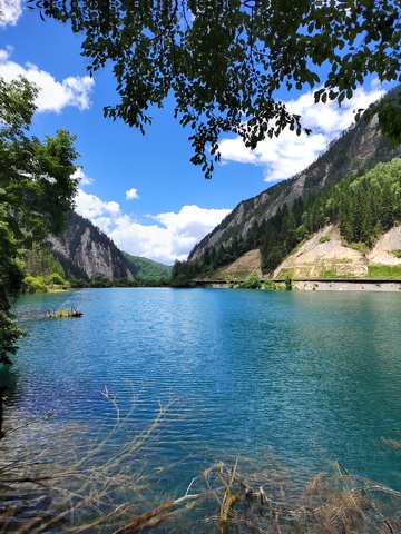 九寨沟灾后重建湖泊1