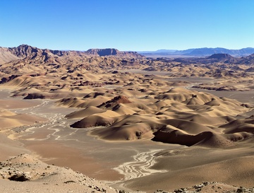 广袤沙漠与远处山峦景观