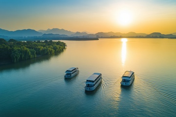 江面上行驶的船只