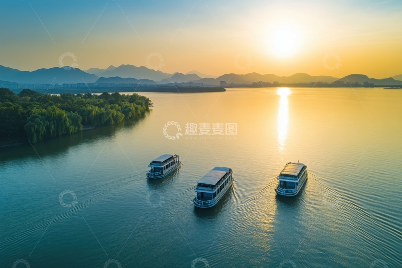 高清大图下载【趣麦麦图】江面上行驶的船只