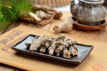 一盘干草药块