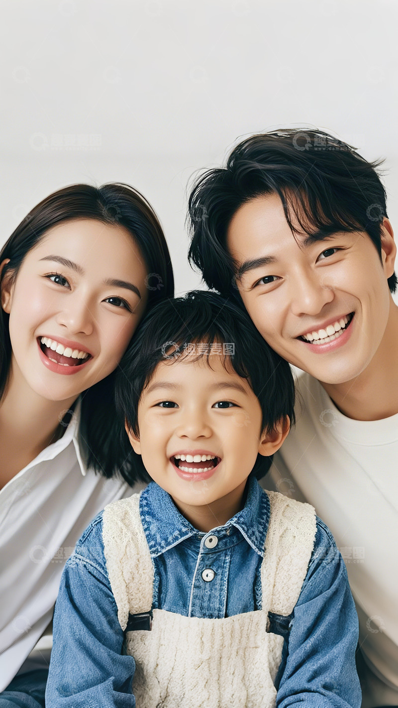 一家三口妈妈爸爸儿子合照面带微笑