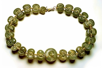 古老的一串玉石手链