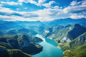 群山中流淌的河流