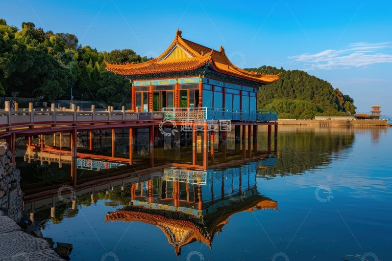 高清大图下载【趣麦麦图】公园湖泊上的凉亭建筑