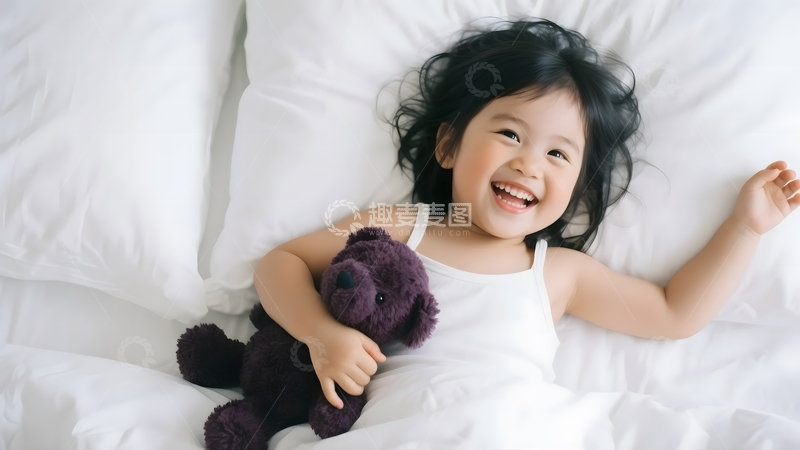 怀抱小熊安睡的孩童2