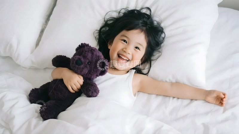 怀抱小熊安睡的孩童1