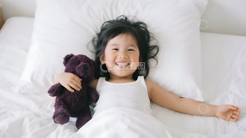 怀抱小熊安睡的孩童