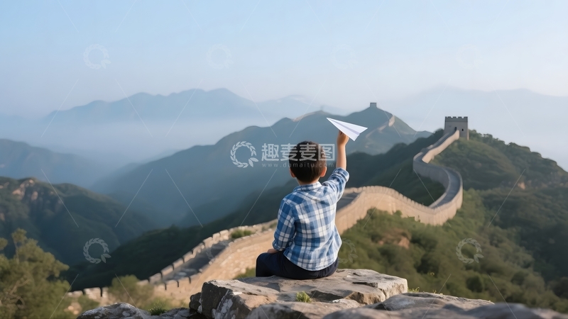 高清大图下载【趣麦麦图】长城上放飞纸飞机的男孩
