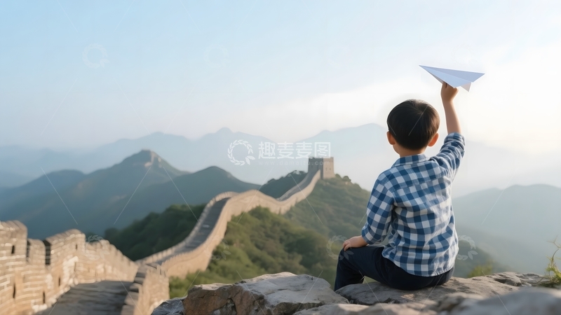 高清大图下载【趣麦麦图】长城上放飞纸飞机的男孩1