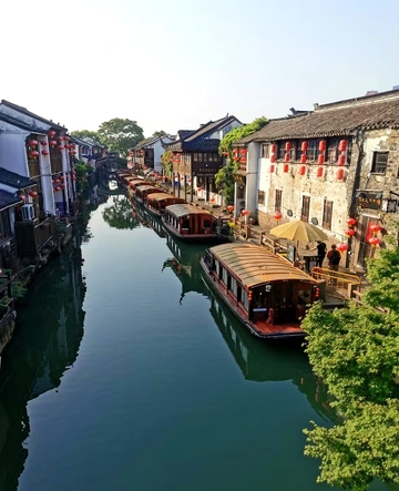 古镇河道：红笺灯影伴舟行