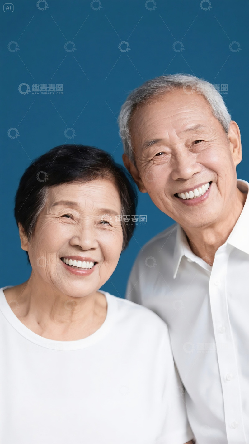 高清大图下载【趣麦麦图】牙科广告模特露出洁白牙齿老年人1