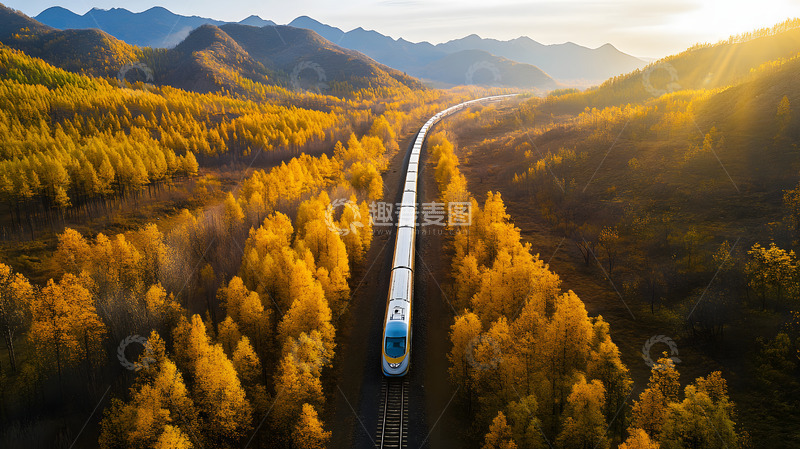 高清大图下载【趣麦麦图】穿越秋天山林的列车