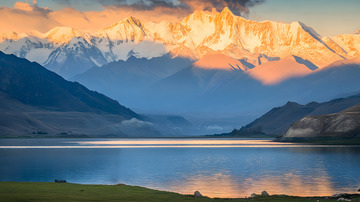 雪山下的湖泊壮丽云彩美景2