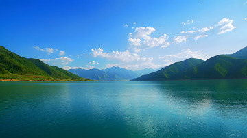 平静湖面大自然风景