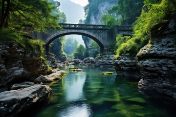 深山峡谷上的拱桥