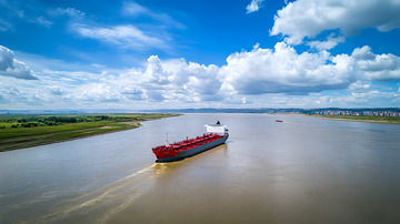 晴空下的长江河流