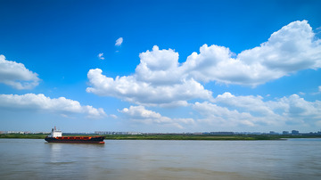 晴空下的长江河流1