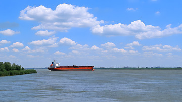 晴空下的长江河流3