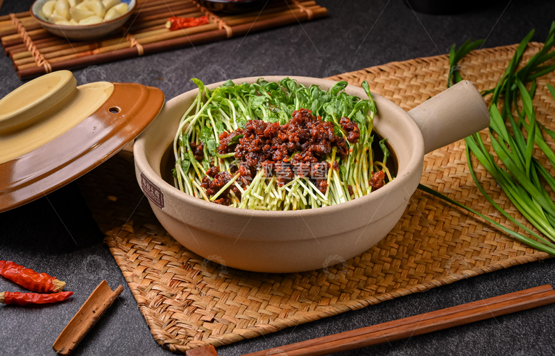 高清大图下载【趣麦麦图】牛肉酱豌豆苗 