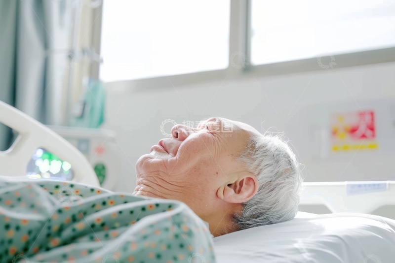 高清大图下载【趣麦麦图】生病住院的一位老奶奶