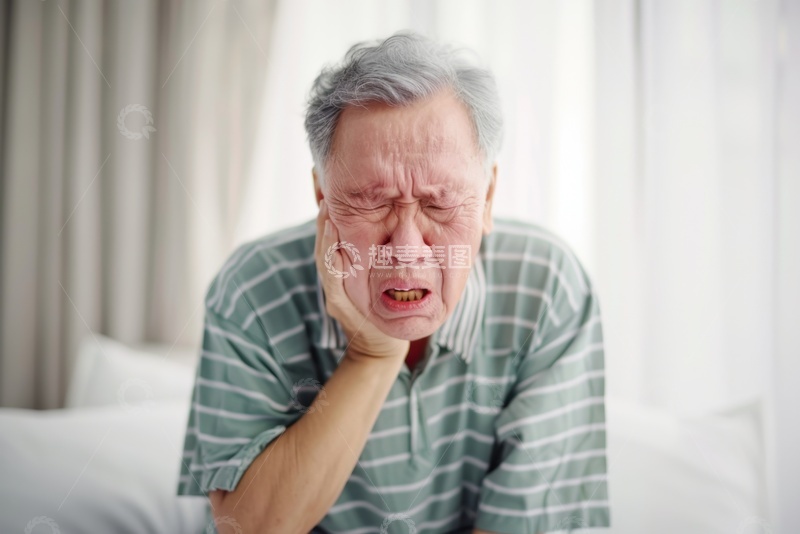 高清大图下载【趣麦麦图】医院里一位牙疼的老人