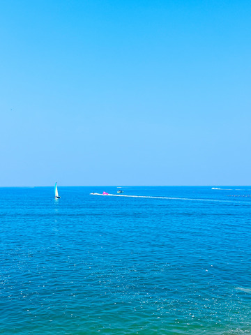 平静湖面上的帆船1