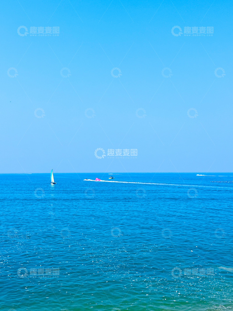 高清大图下载【趣麦麦图】平静湖面上的帆船1