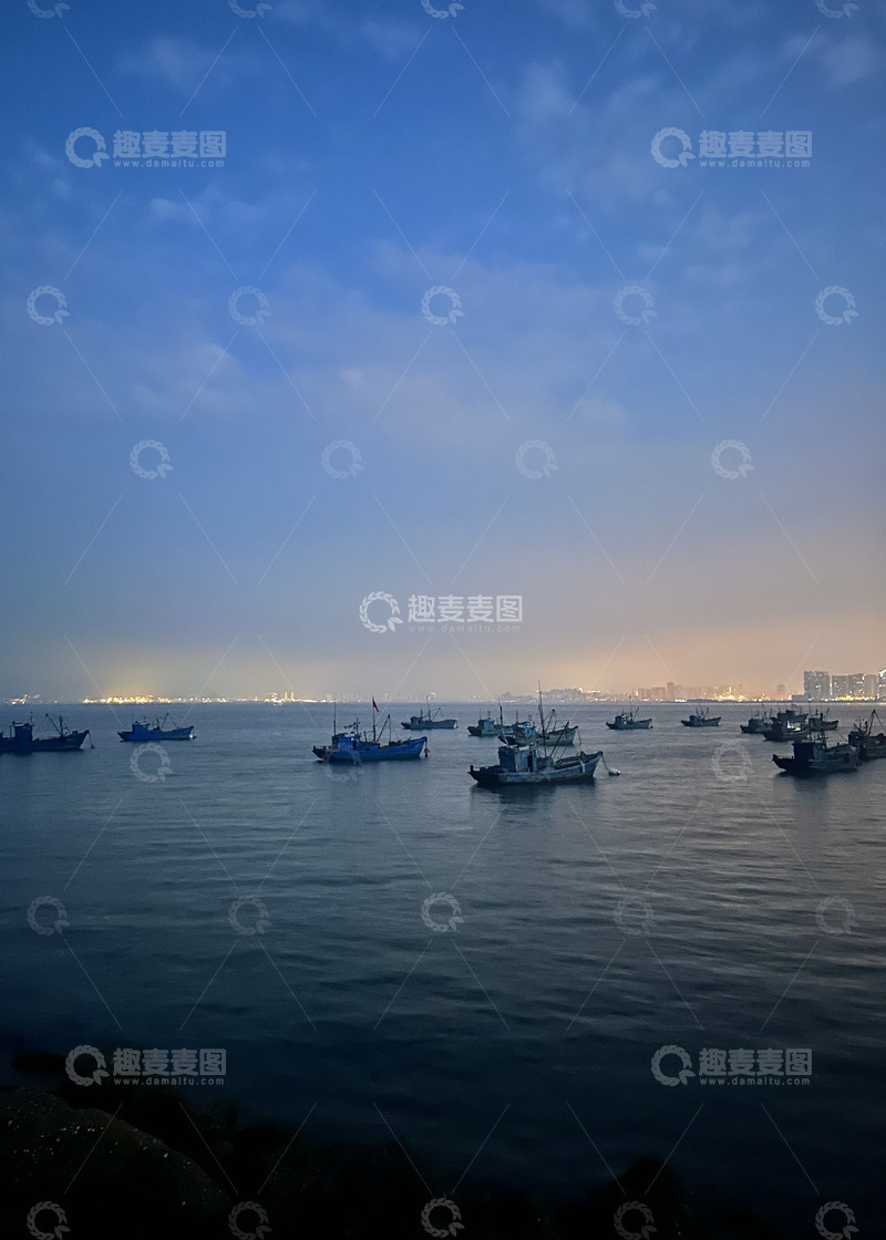 高清大图下载【趣麦麦图】夜晚渔船码头