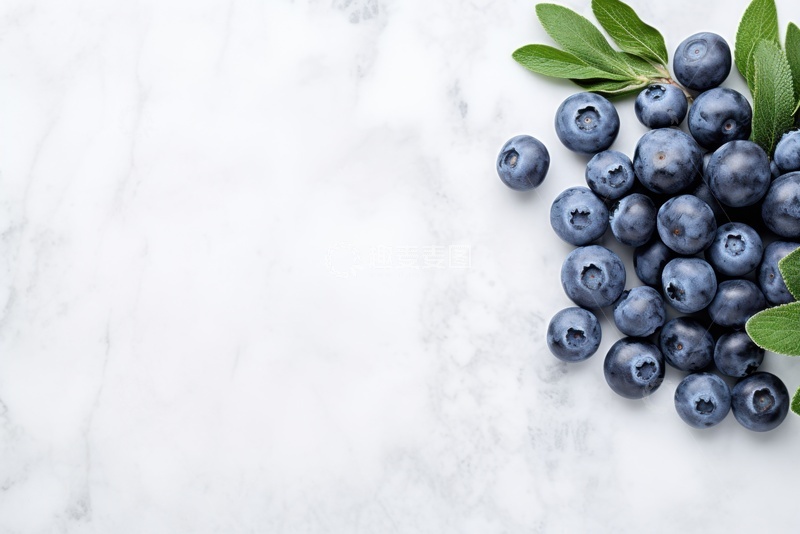 高清大图下载【趣麦麦图】放在桌面的一堆蓝莓