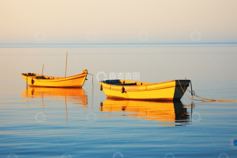 高清大图下载【趣麦麦图】河面上的两艘小木船