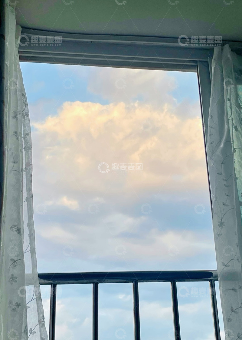 窗外白云飘窗