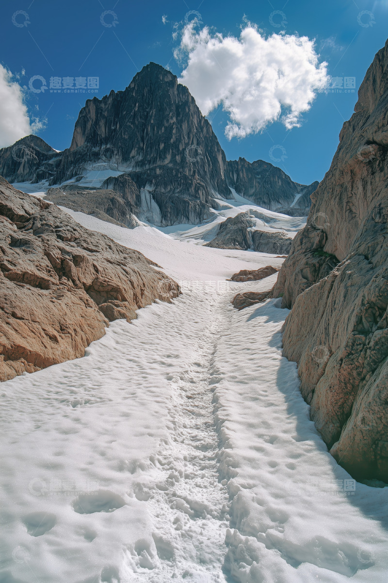 高清大图下载【趣麦麦图】壮丽群峰与压抑的天空AI插画摄影照片高清