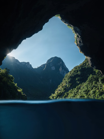 洞穴框景中的风景AI插画摄影照片高清图片
